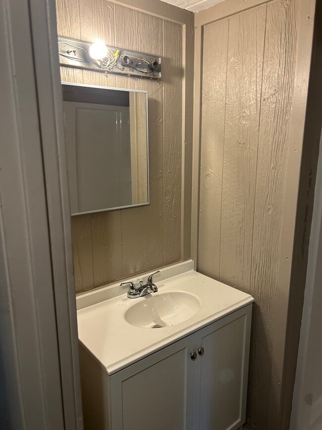 Unit 1 - 607 Honeyfarm Ln