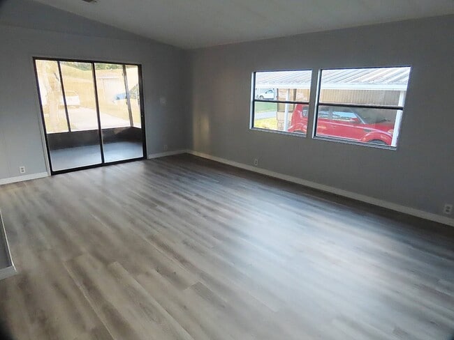 Building Photo - 1077 Quail Dr