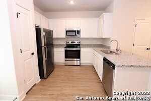 Building Photo - 10310 Lynwood Vlg