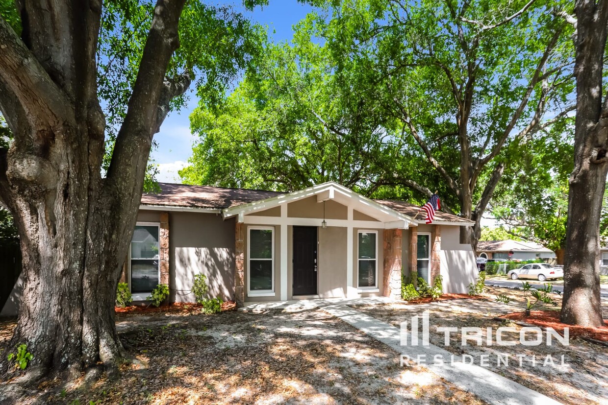 Foto principal - 702 Falkirk Avenue Valrico FL