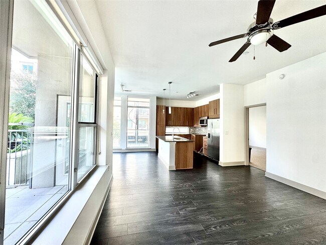 Building Photo - 2111 Westheimer Rd