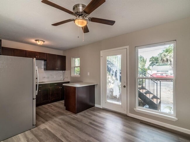 Building Photo - 1819 Cove Park Dr
