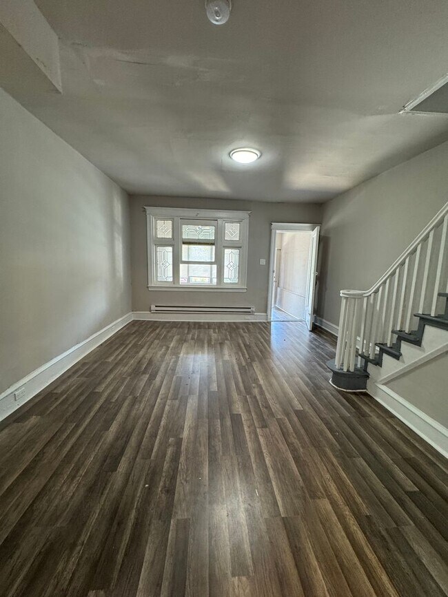 Foto del edificio - Spacious 3-Bedroom Home in Elmwood Park — ...