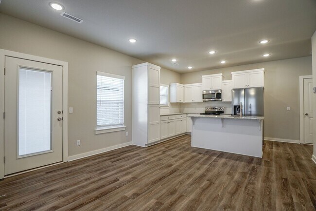 Foto del edificio - 4 bedroom 3.5 bath home!