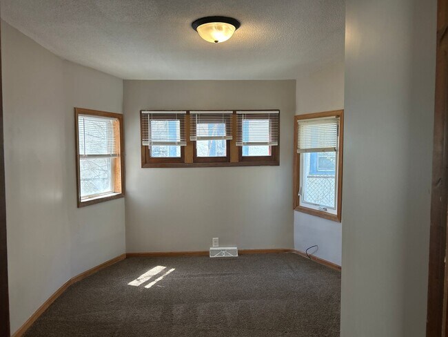Foto del edificio - Spacious 3 bedroom 1 Bathroom House Available May 1st!