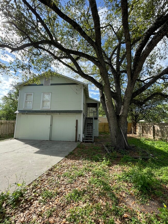 Building Photo - 715 W Richard Ave