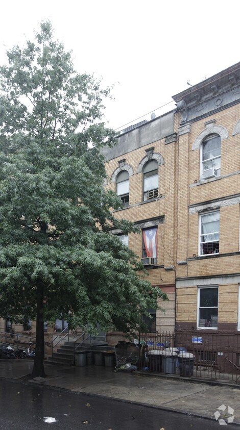 Primary Photo - 263-265 Linden St