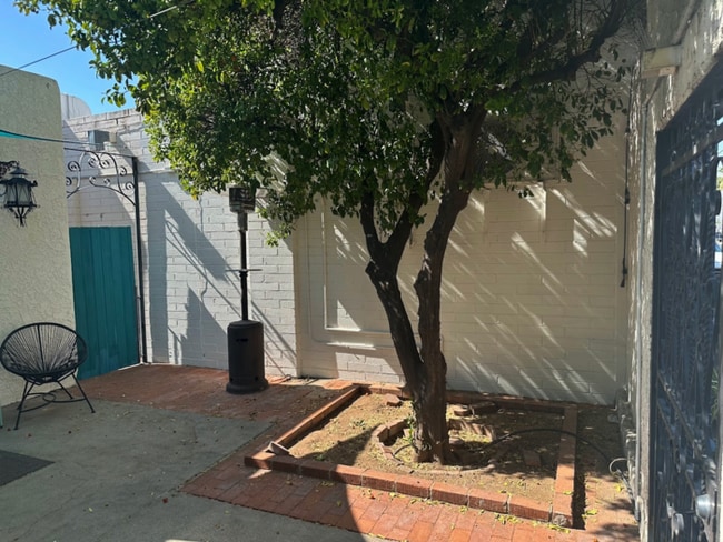 Building Photo - 927 N Swan Rd