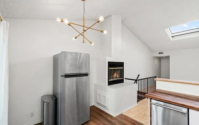 Foto del edificio - 137 N Oak Knoll Ave