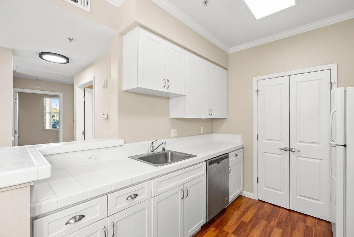 Primary Photo - 1982 W Bayshore Rd