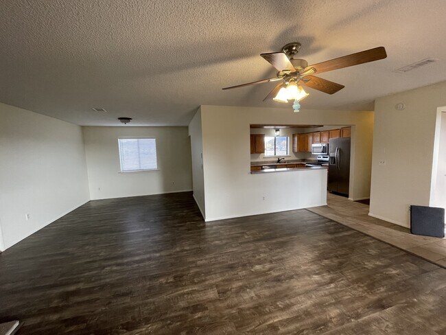 Foto del edificio - 6155 E Robles Rd