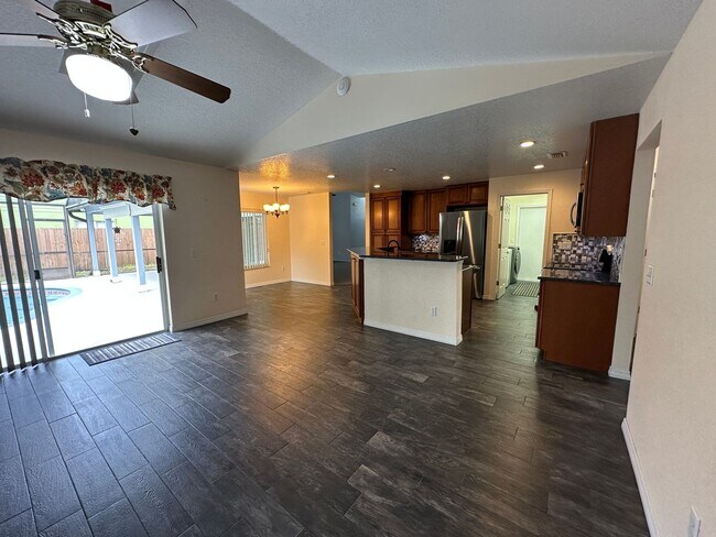 Foto del edificio - Pool Home in Whitehill Community