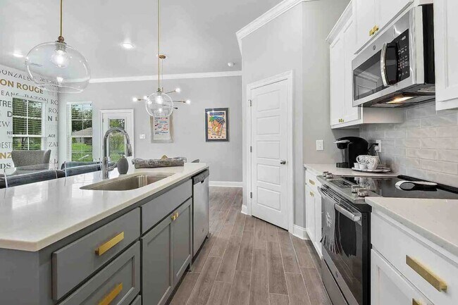 Building Photo - 3 Bedroom Furnished Rental Near LSU|All utilities included|Short Term & Long Term Options Available