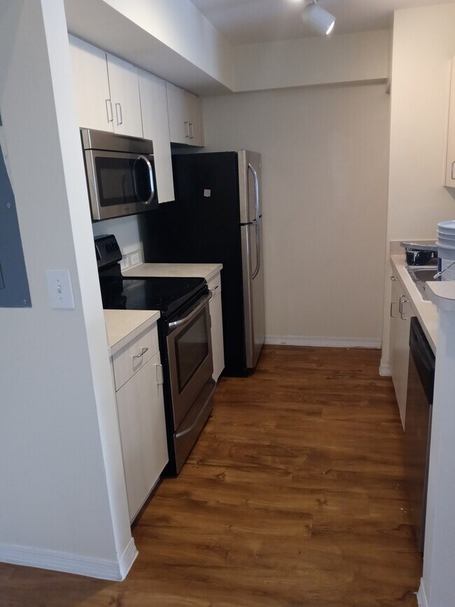 Building Photo - Cozi 1bed/1bath, wood flooring, new carpet...