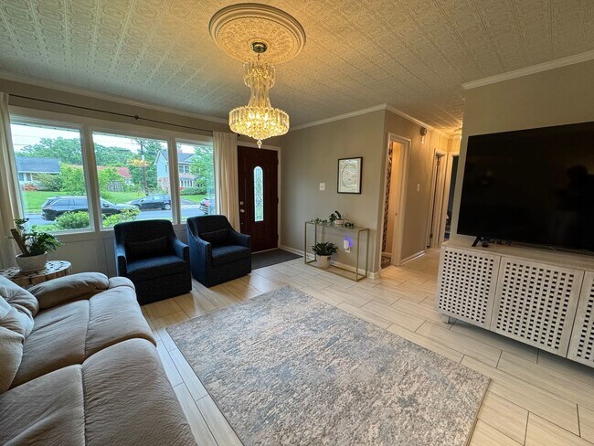 Building Photo - Gorgeous 3 Bed 1.5 Bath Single-Family Home...