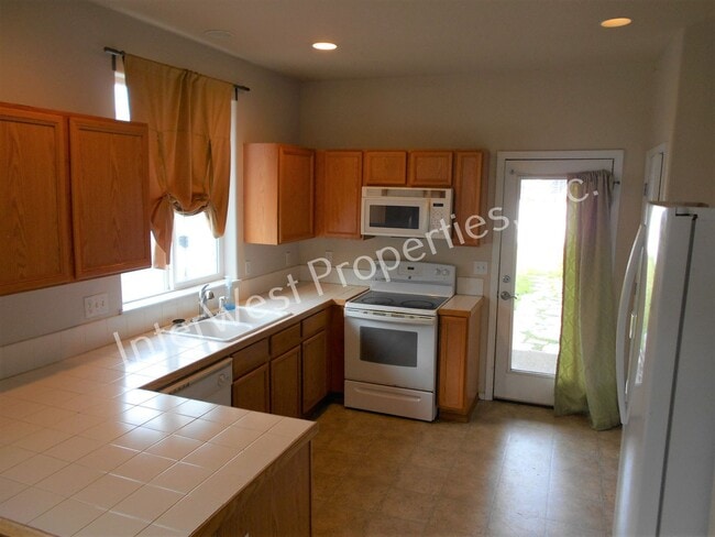 Building Photo - West Salem Beauty!!! 3bd 2ba home with fireplace, high ceilings, 2 car garage and a fenced yard!