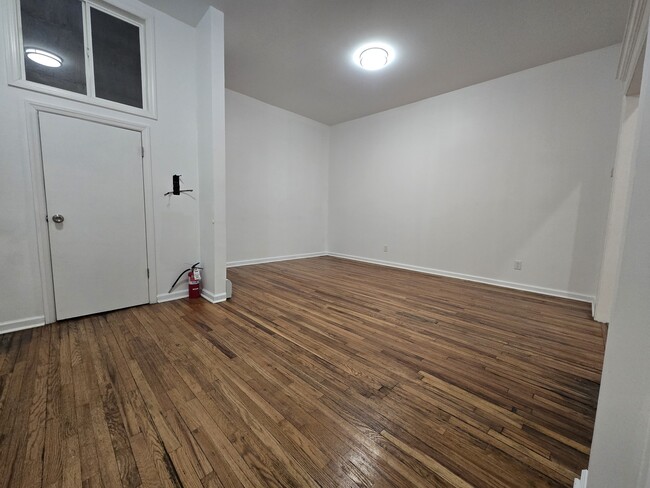 Building Photo - 584 Main St