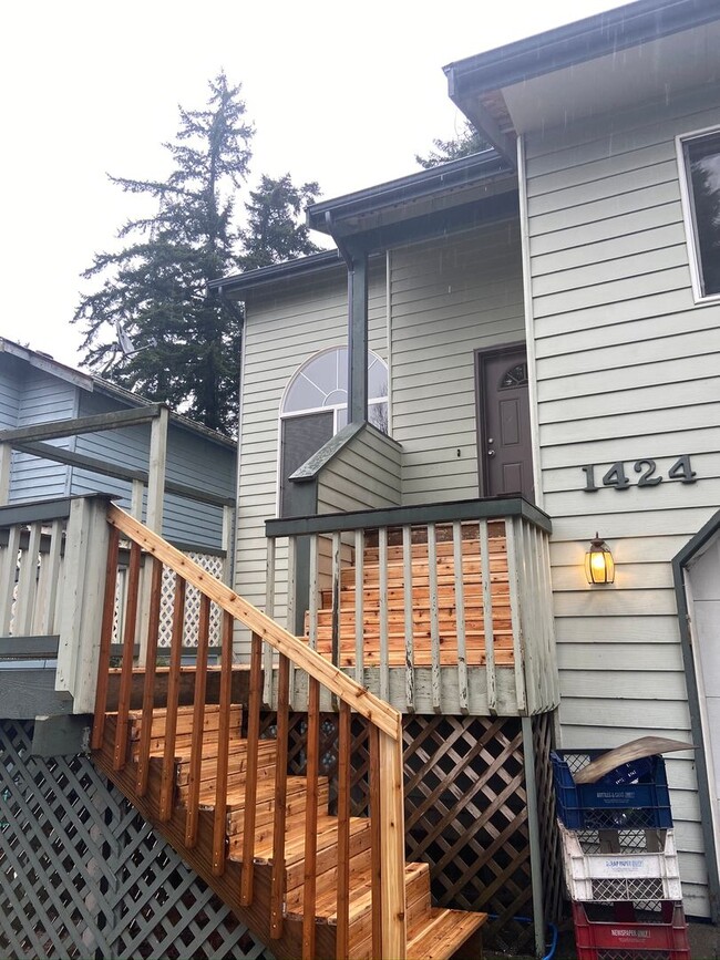 Building Photo - Spacious Four Bedroom in Great Location!