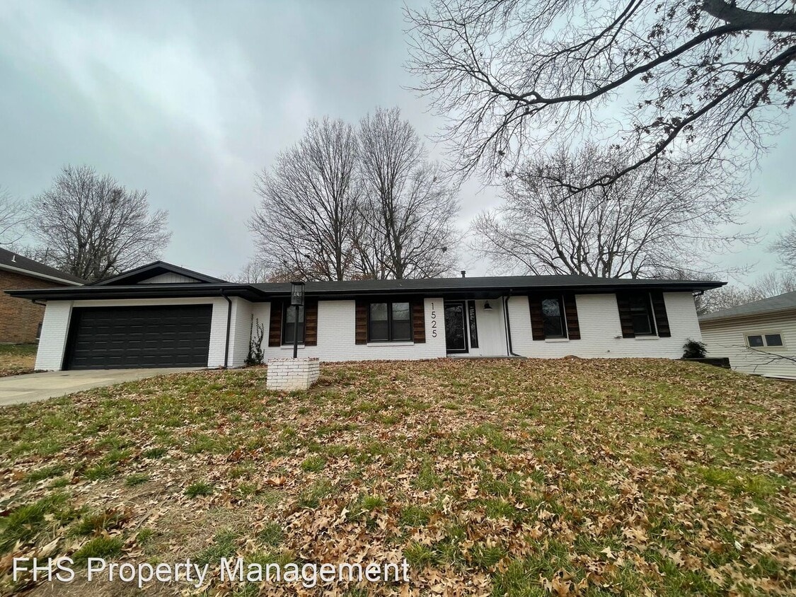 4 br, 3 bath House 1525 S Charing House Rental in Springfield, MO