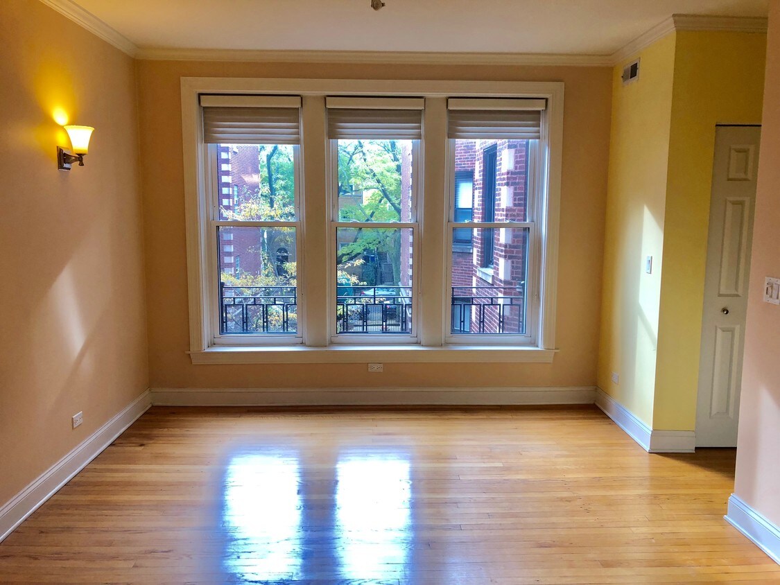 Primary Photo - 924 W Ainslie St
