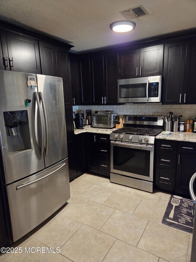 Building Photo - 207 Tulip Ln