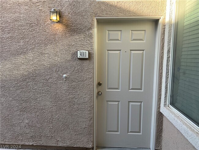 Foto del edificio - 2305 W Horizon Ridge Pkwy