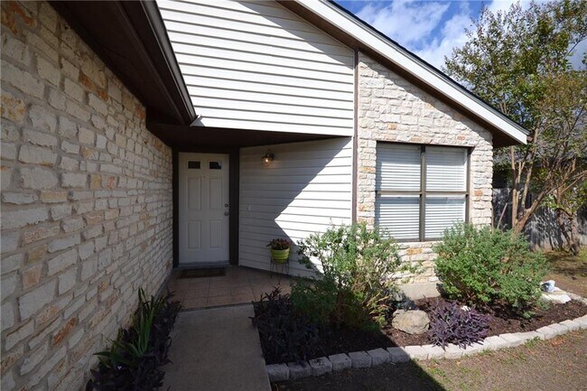 Building Photo - 1111 Peach Tree Cove