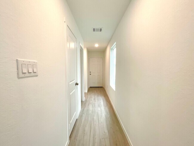 Foto del edificio - Modern 3-Bed, 2.5-Bath Home with Included Internet & Fenced Backyard in a Growing Community