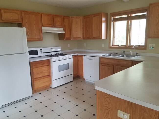 Foto del edificio - Spacious 4 Bedroom 2 Bath