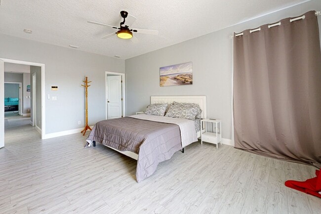Building Photo - Beautiful Townhouse very close to the Ocean!