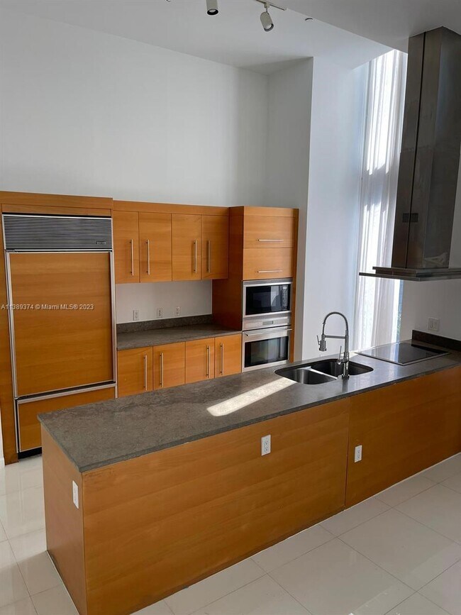 Building Photo - 495 Brickell Ave