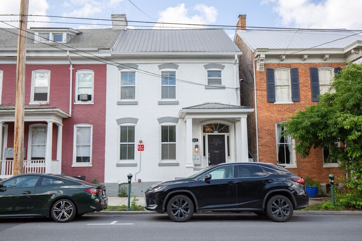 Foto principal - 212 W Burke St