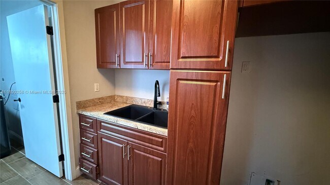 Foto del edificio - 5830 NW 7th Ct