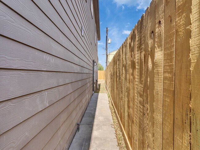 Foto del edificio - Stunning New 3 Bedroom Duplex Home