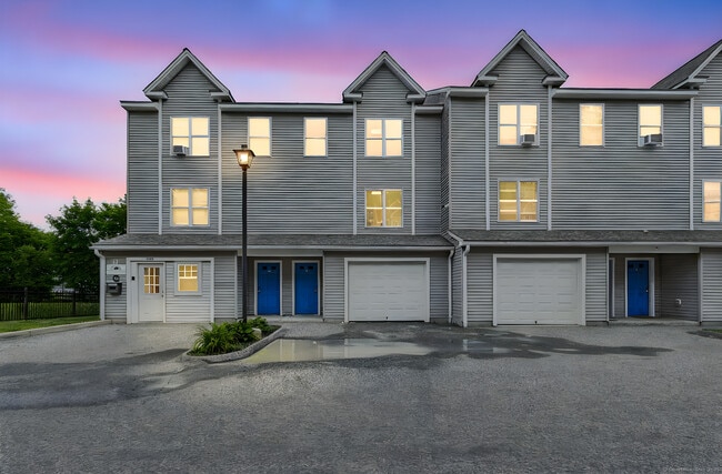 Building Photo - 62 Chestnut St