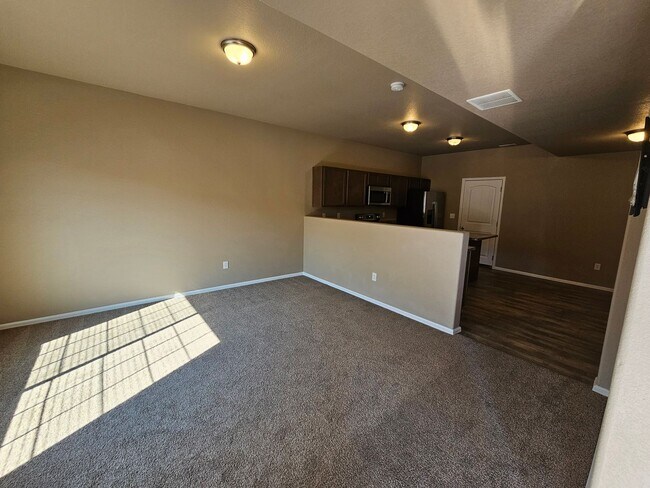 Foto del edificio - 3 bed-3 bath Townhome with AC!!!