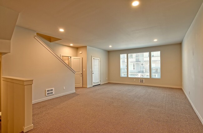 Foto del edificio - Spacious End Unit Townhome - 2 Primary Ensuite Bedrooms