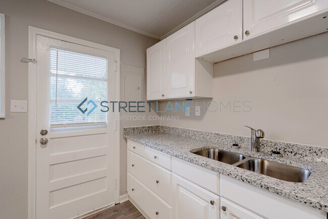 Foto del edificio - NOW OFFERING $250 OFF FIRST FULL MONTH IF ...