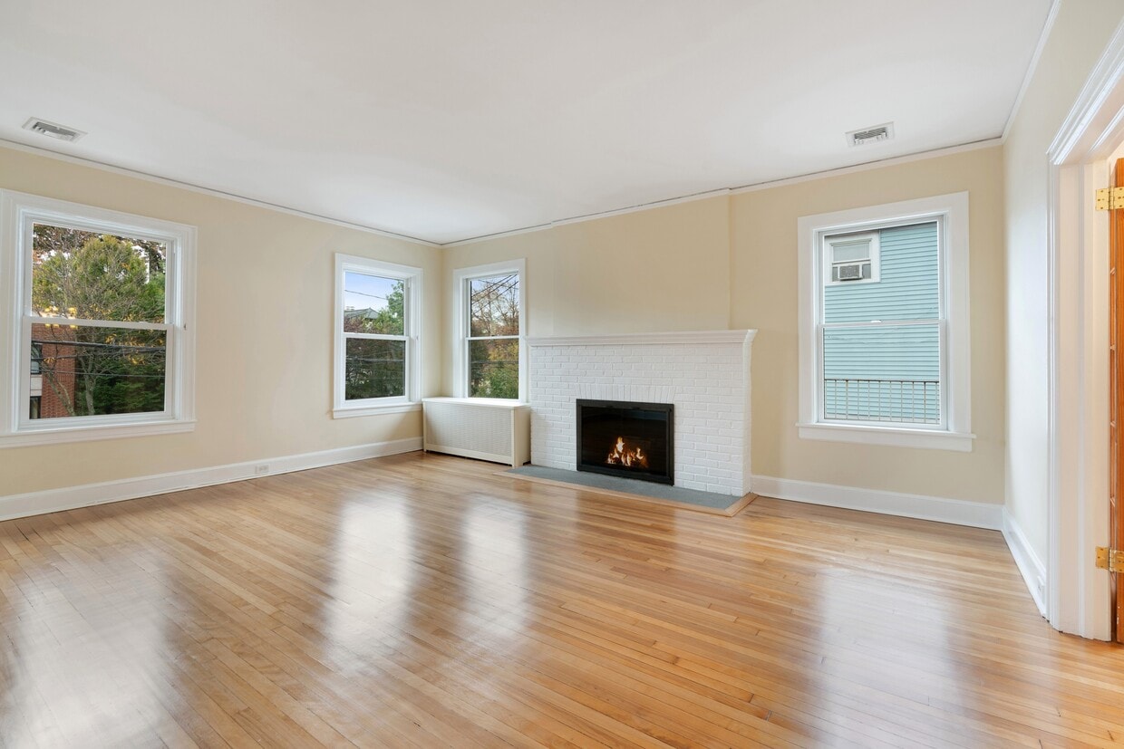 Wood-burning FPL in LR - 102 Chatsworth Ave