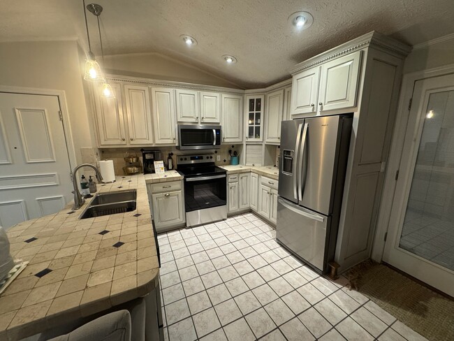 Kitchen - 1822 N Rock Springs Rd NE