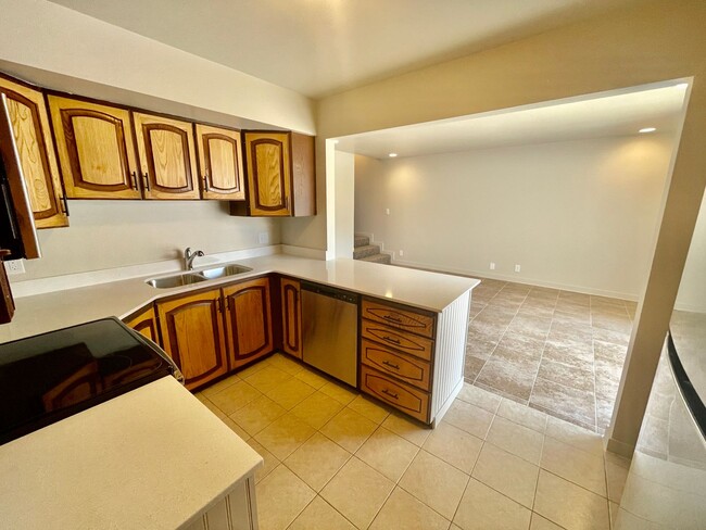Building Photo - Fully Remodeled 3-BR, 3-BA Townhome with K...