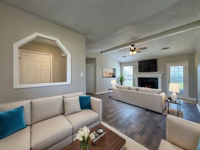Foto del edificio - Beautifully Remodeled 3 Bed/2 Bath/2-Car G...