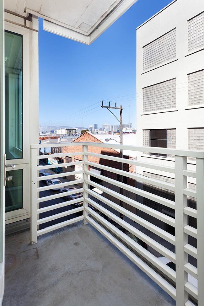 Building Photo - Gorgeous One Bed Condo by CalTrain