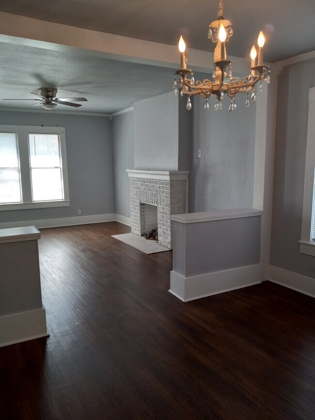 Sala de estar luminosa y hermosa - 2118 W 3rd Ave