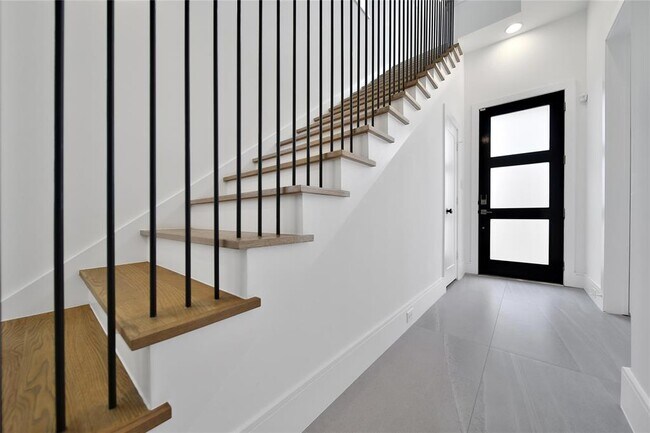 Building Photo - 806 Detering St