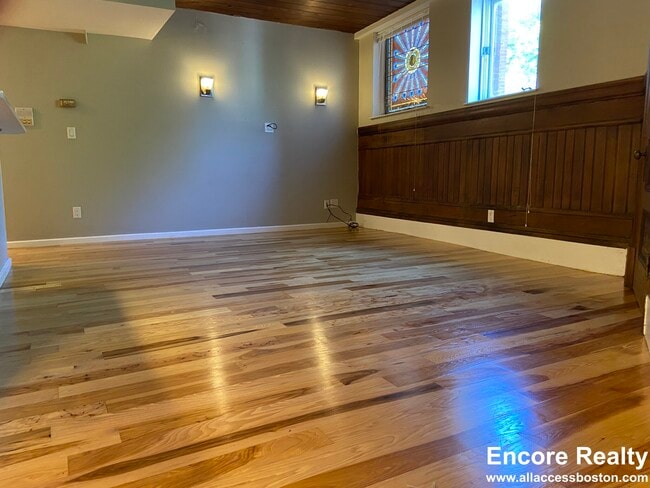 Building Photo - 17 Bow St