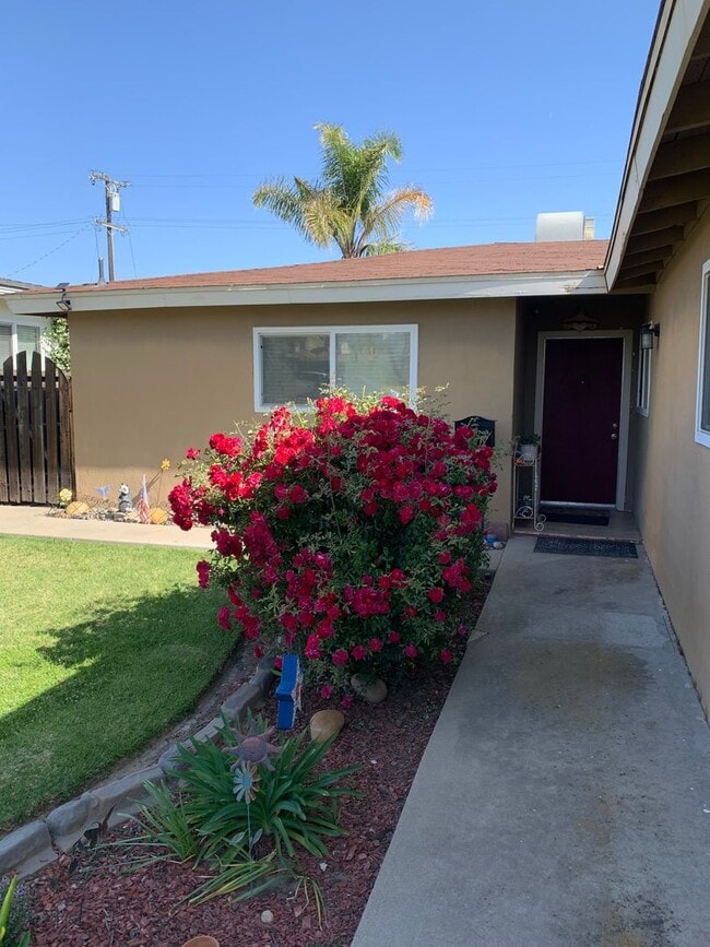 Building Photo - 3 Bedroom 2 Bath Home