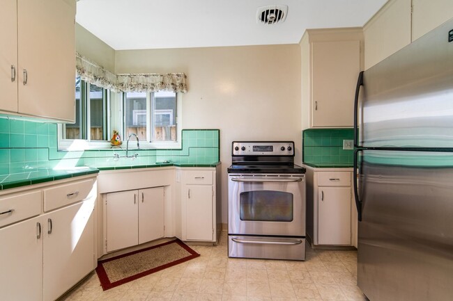 Building Photo - 2-Bedroom Near Downtown San Jose (Duplex)-...