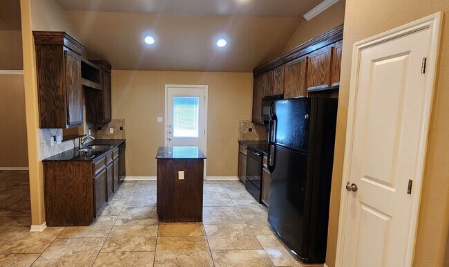 Foto del edificio - Spacious 2-Bedroom Home on Corner Lot – Mo...