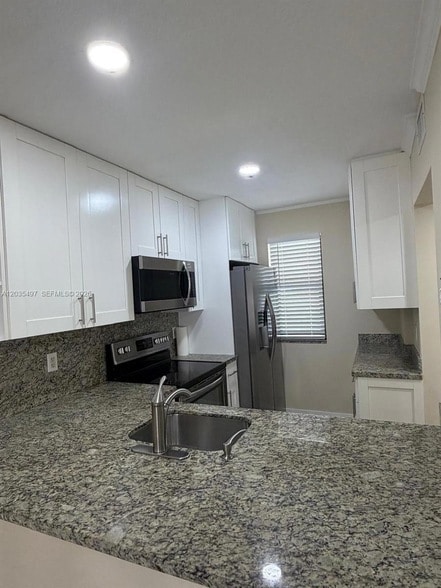 Foto del edificio - 8443 Royal Palm Blvd